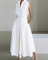 Ärmlös modeklänning med ståkrage